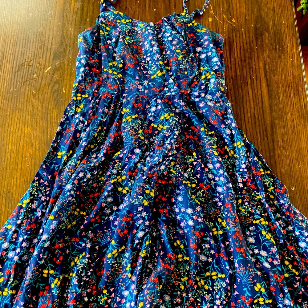 Floral summer midi dress. Adjustable spaghetti straps. Perfect for summer! 😎🌻